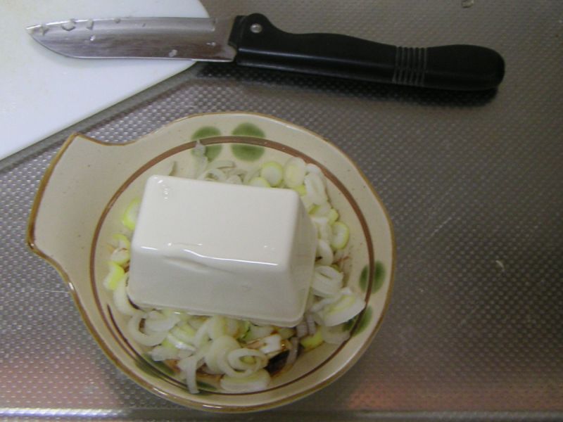 鰹節と長ねぎのしょうゆ和えに豆腐載せ