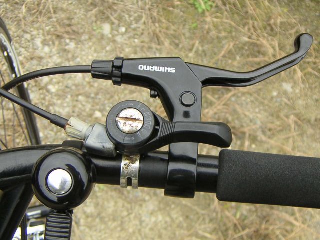 右ブレーキレバーと右シフトレバー