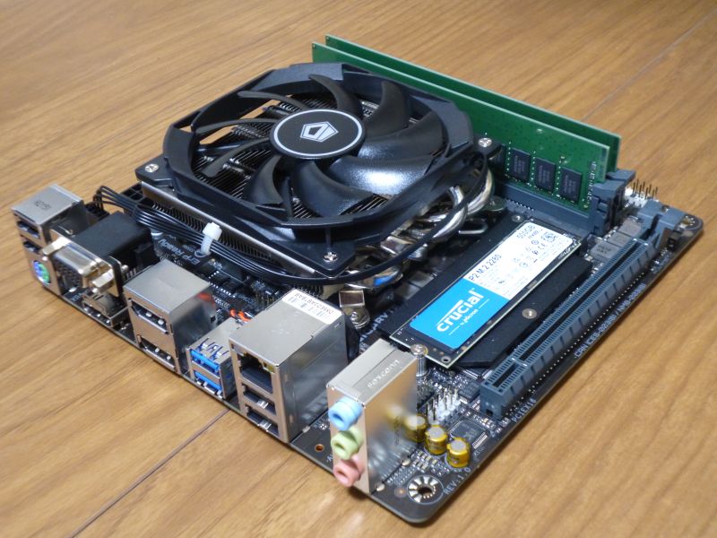 CPU、CPUクーラー、メモリ、SSDを装着したH610I DDR4