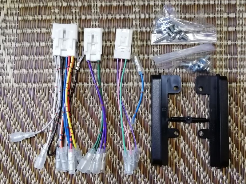 NKK-D71D付属のオーディオハーネス／スペーサ／取り付けねじ