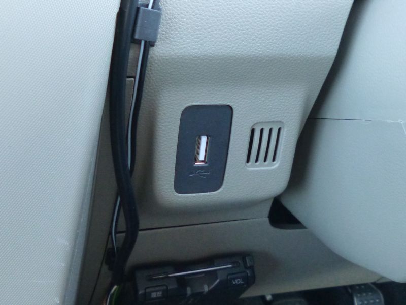 引き出したUSB1用端子