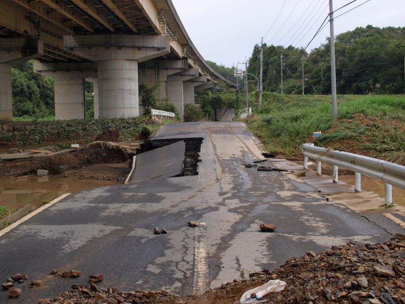 崩壊した道路