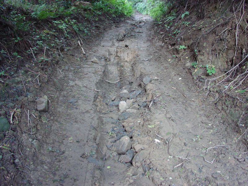 えぐれた路面