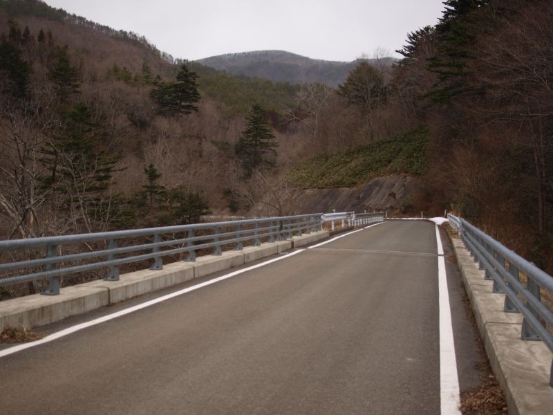 真野川を渡る