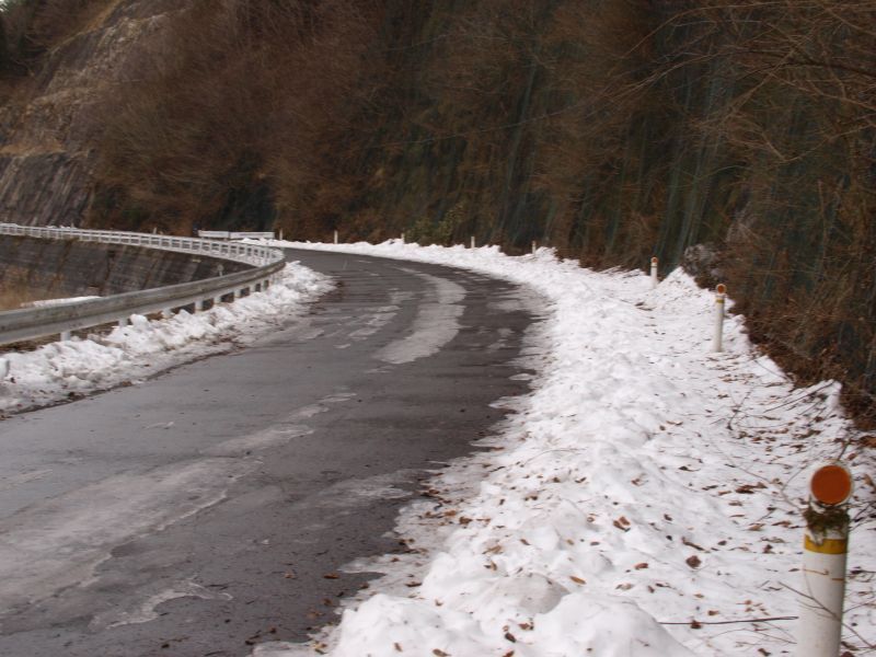 路面に残る雪