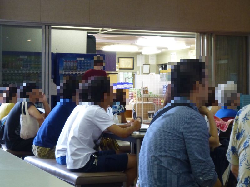 窓明館内