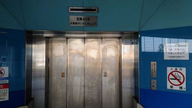 エレベータ（扉は赤くない）