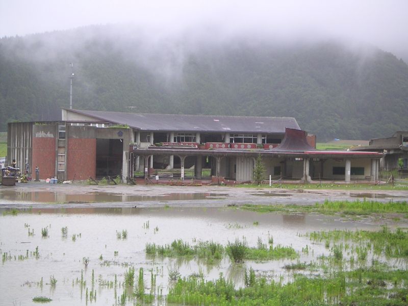大川小正面