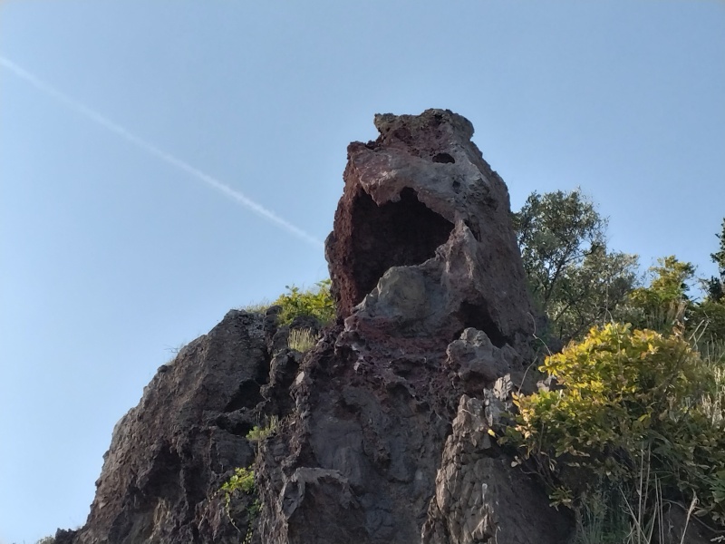 猫岩（真下から）