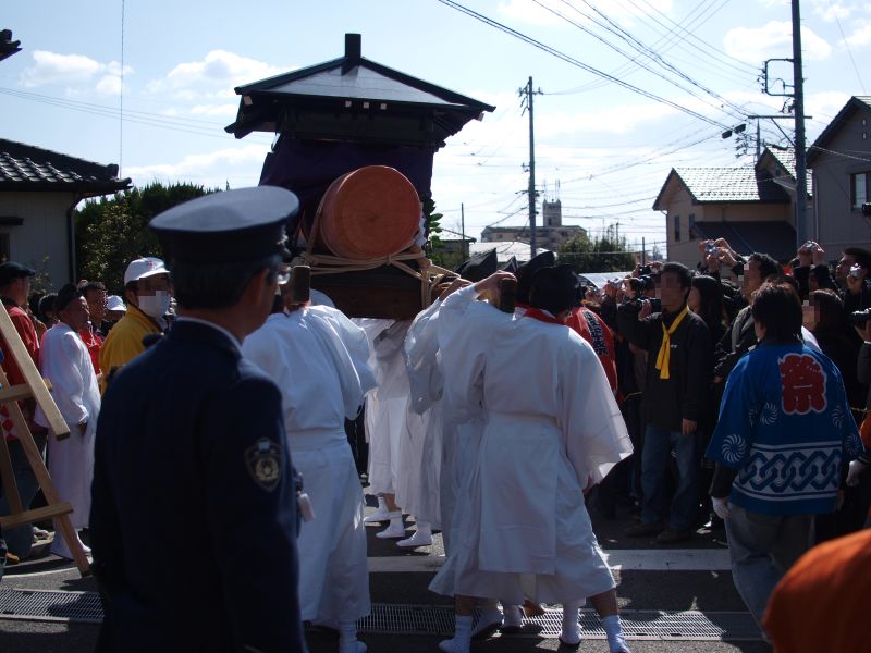 去っていく大男茎形